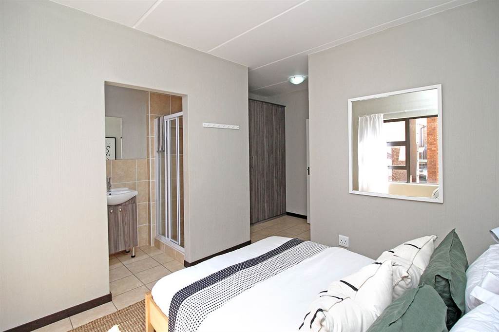 2 Bed Apartment in Bergbron photo number 4
