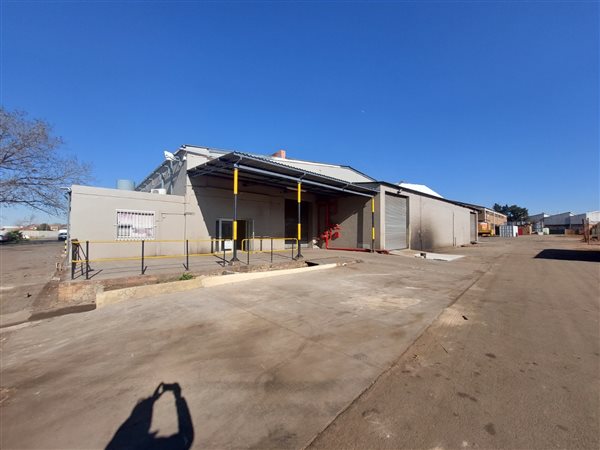 1 558  m² Industrial space