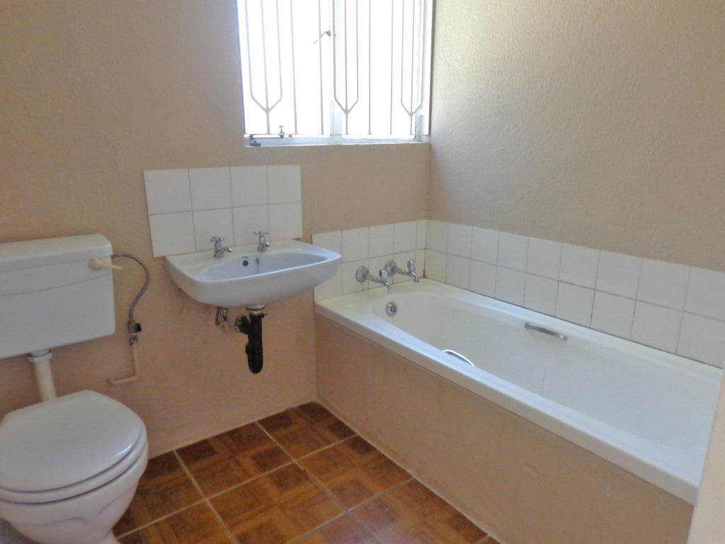 2 Bed Townhouse in Corlett Gardens photo number 10