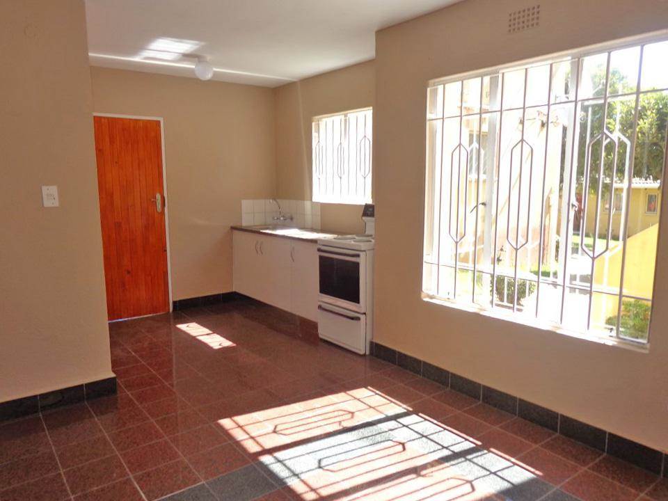 2 Bed Townhouse in Corlett Gardens photo number 3