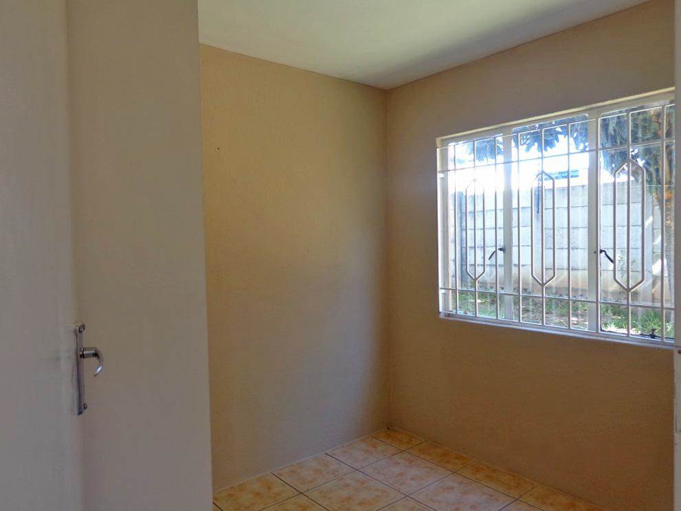 2 Bed Townhouse in Corlett Gardens photo number 5