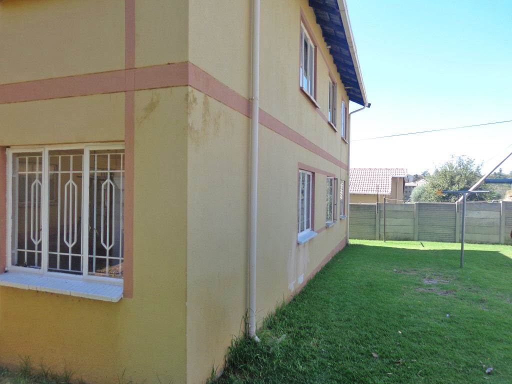 2 Bed Townhouse in Corlett Gardens photo number 12