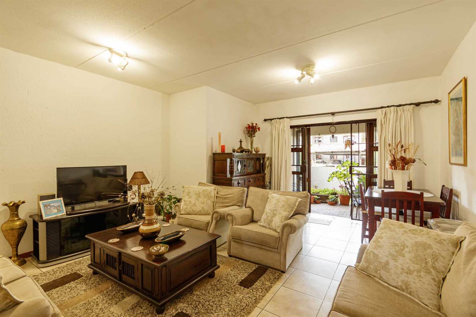 2 Bed Apartment in Douglasdale photo number 5
