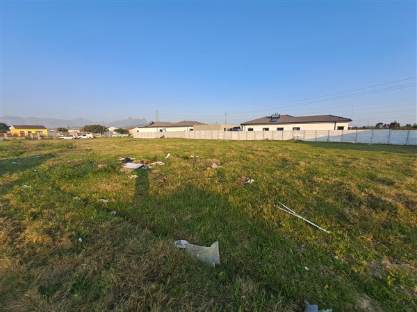 250 m² Land