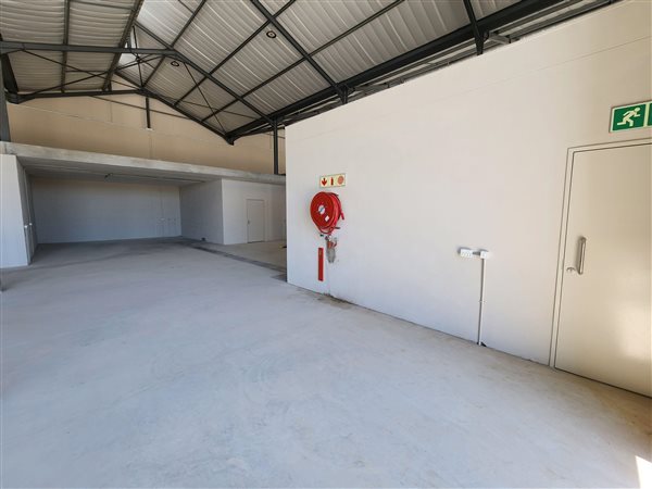 302  m² Industrial space