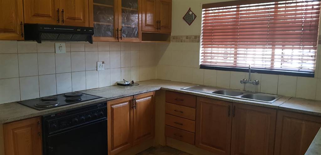 2 Bed Townhouse in Louis Trichardt photo number 7