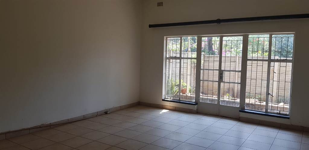 2 Bed Townhouse in Louis Trichardt photo number 8
