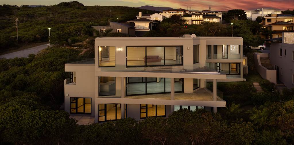 6 Bed House in Brenton on Sea photo number 4