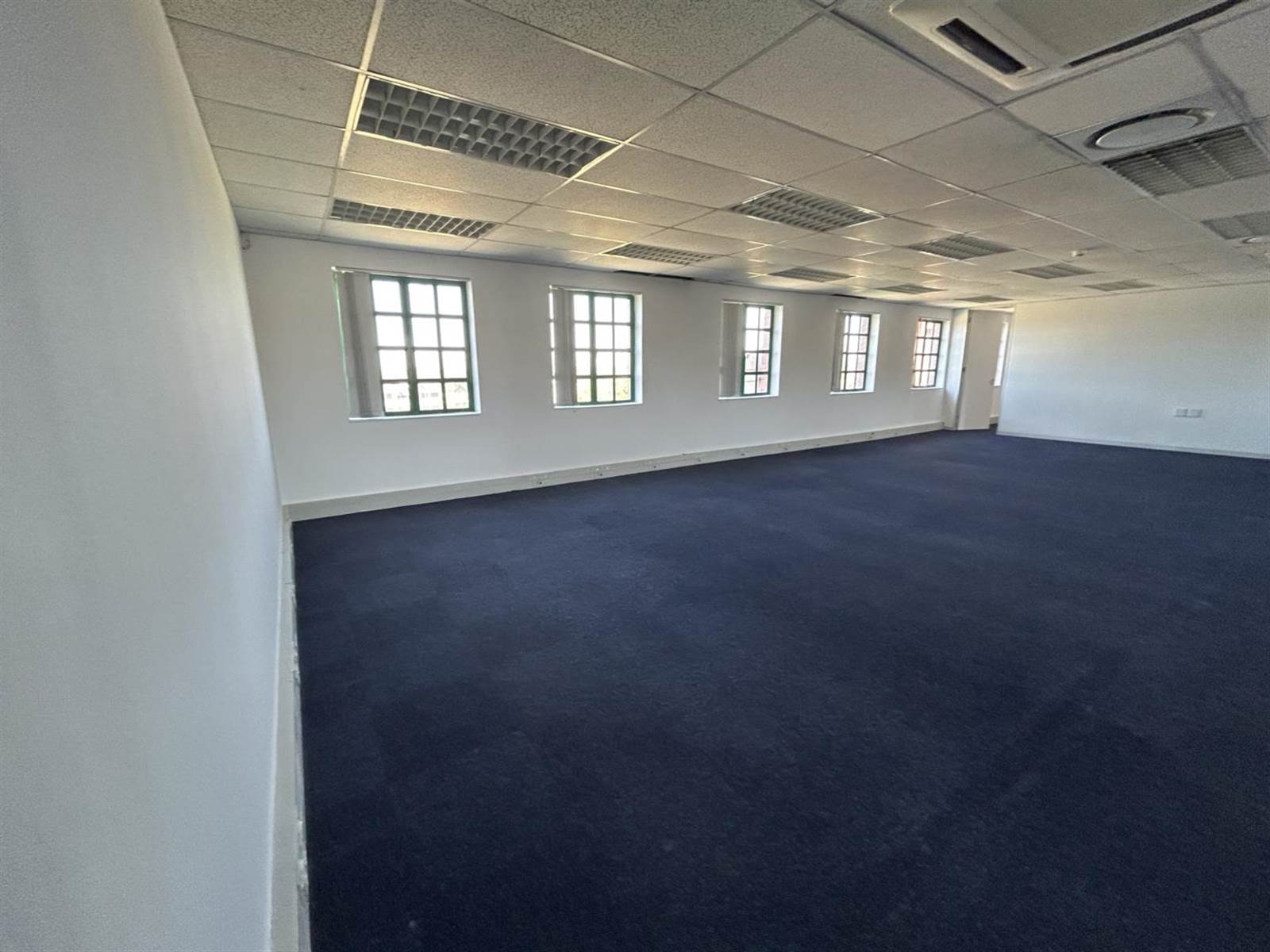 1090.73  m² Office Space in Claremont photo number 3