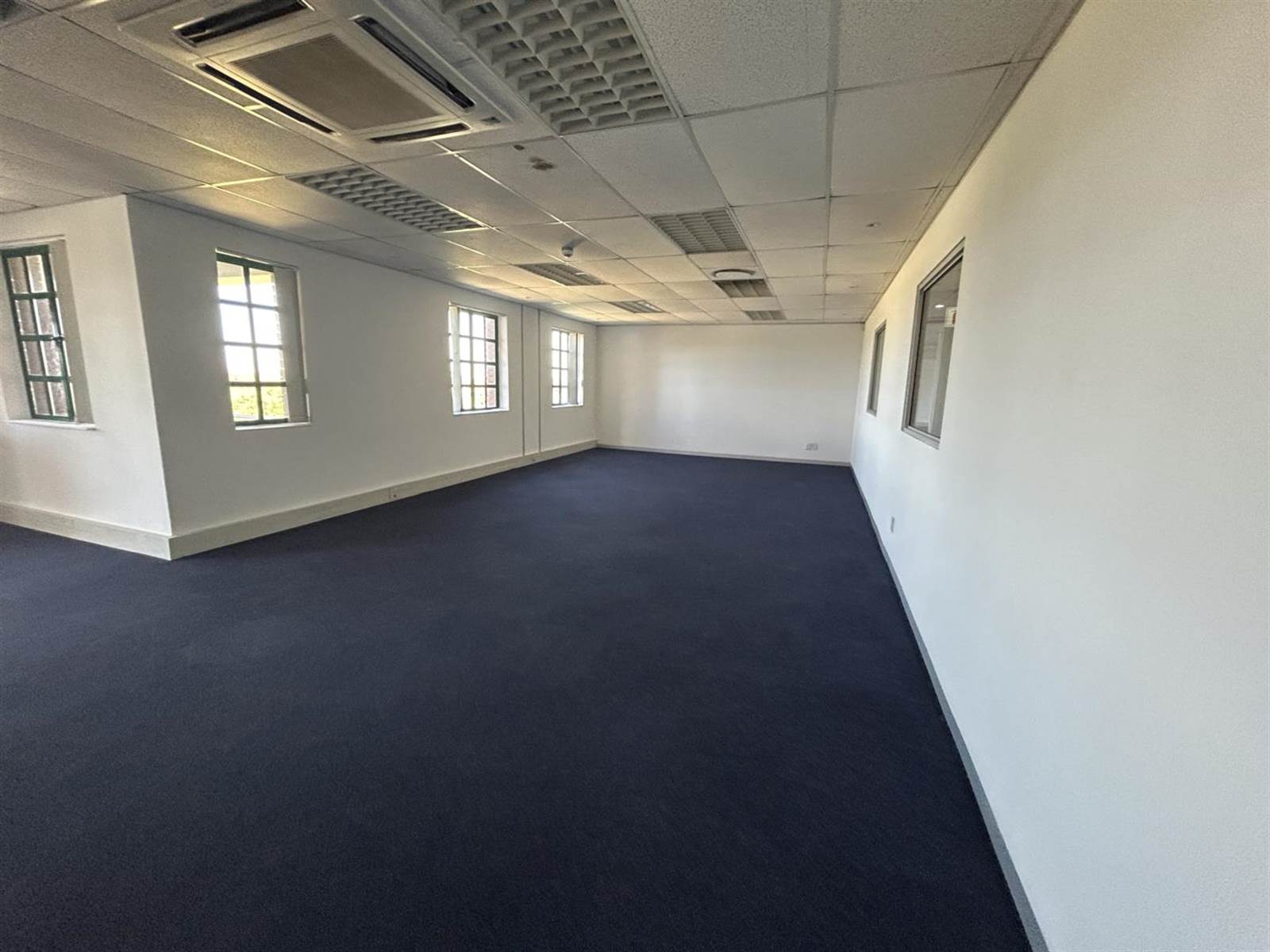 1090.73  m² Office Space in Claremont photo number 16