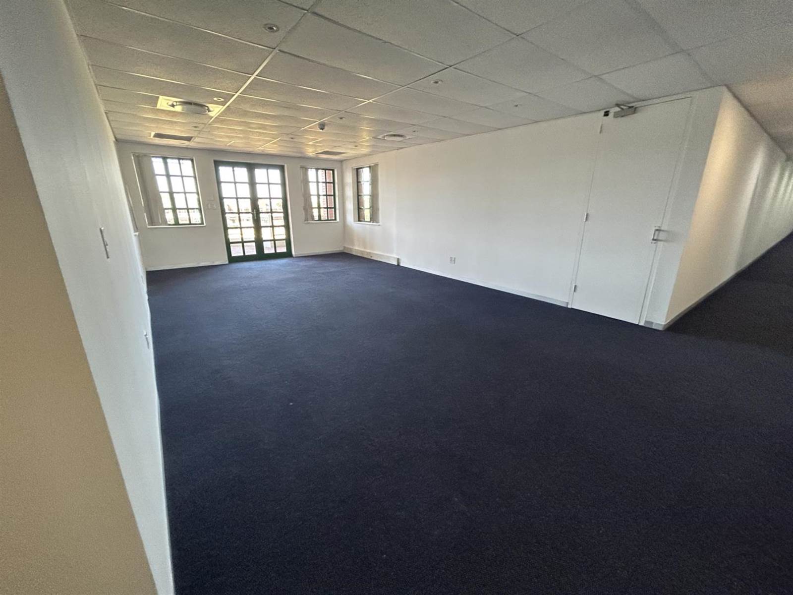 1090.73  m² Office Space in Claremont photo number 15