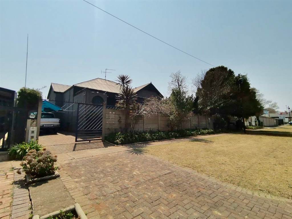 2 Bed House in Krugersdorp North photo number 1
