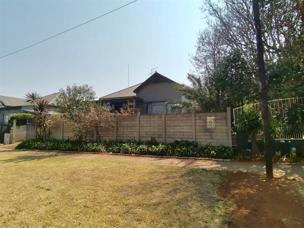 2 Bed House in Krugersdorp North photo number 2