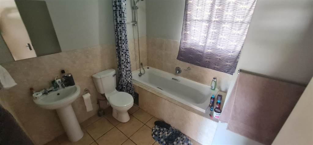 1 Bed Apartment in Rietfontein photo number 7