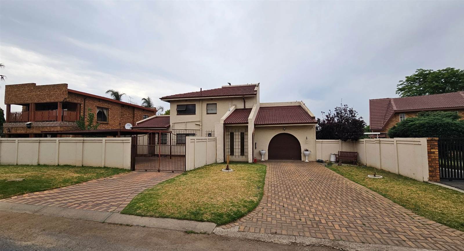 4 Bed House in Dalpark Ext 1 photo number 1