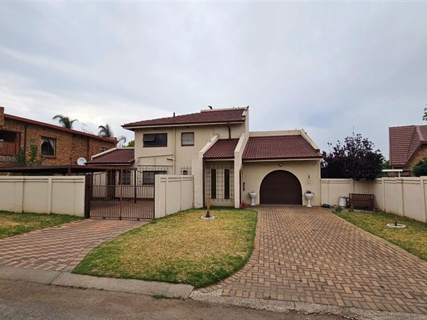 4 Bed House in Dalpark Ext 1