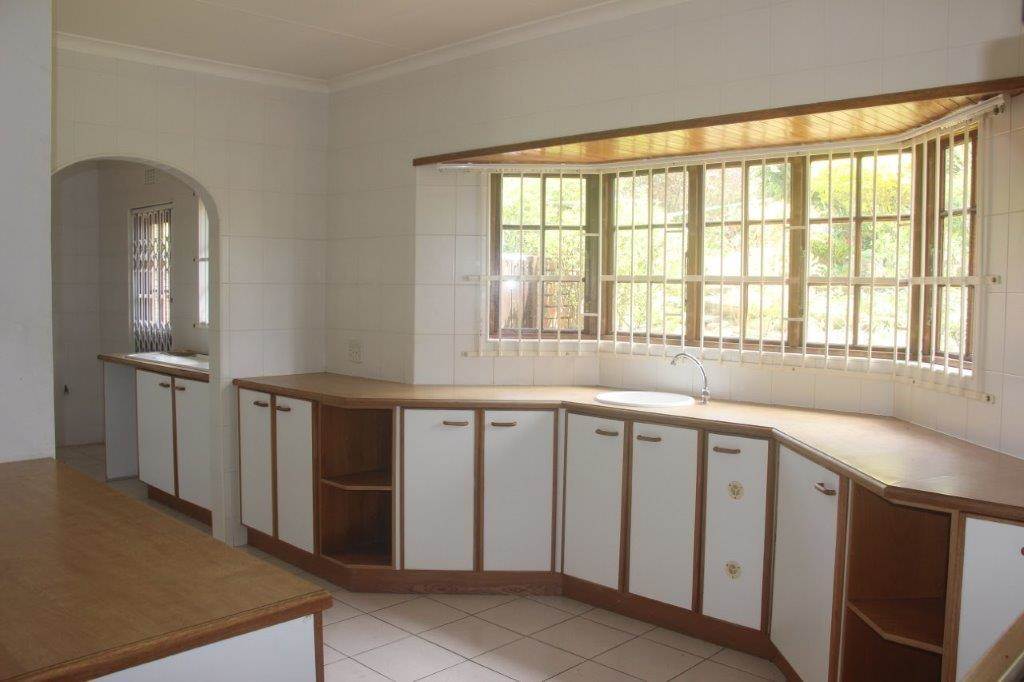3 Bed Townhouse in Umtentweni photo number 17
