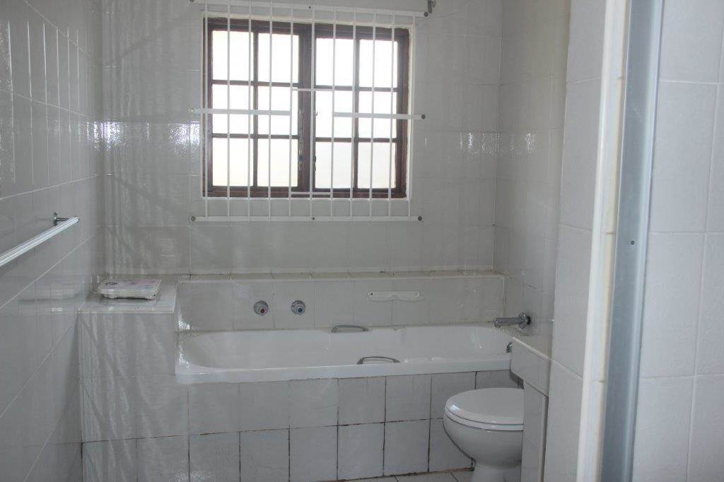 3 Bed Townhouse in Umtentweni photo number 29