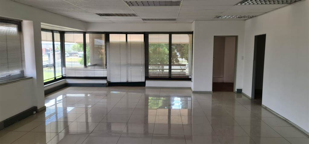 304.08  m² Commercial space in Woodmead photo number 18