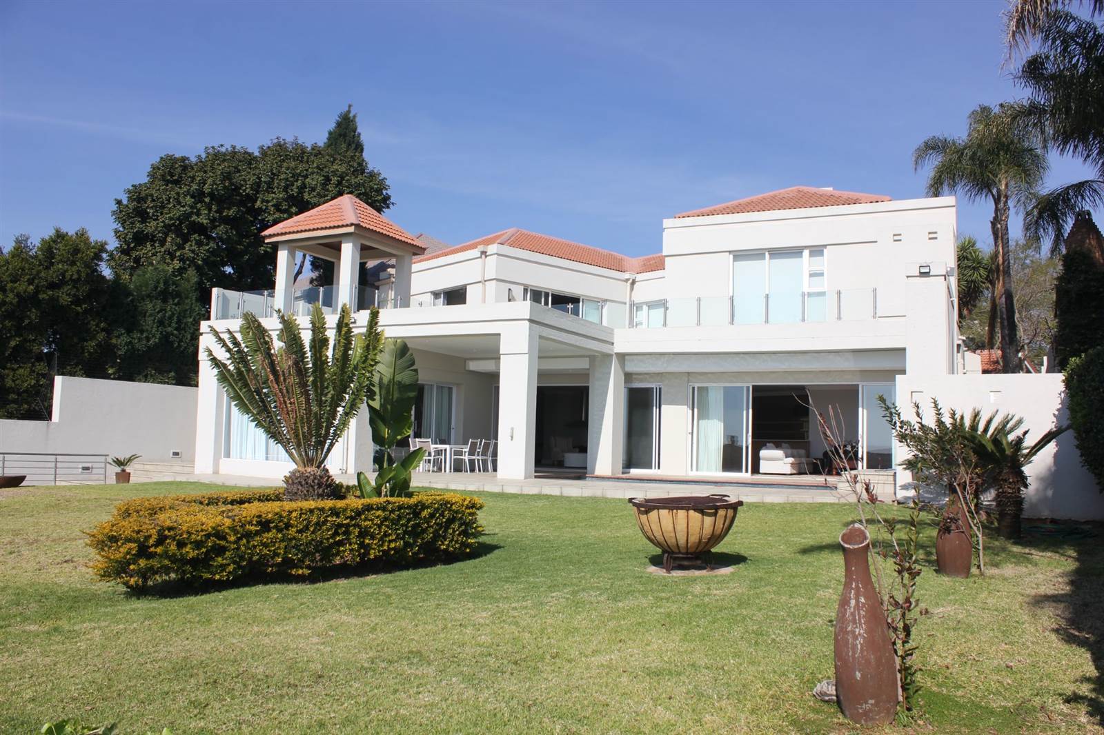 4 Bed House in Waterkloof Ridge photo number 2