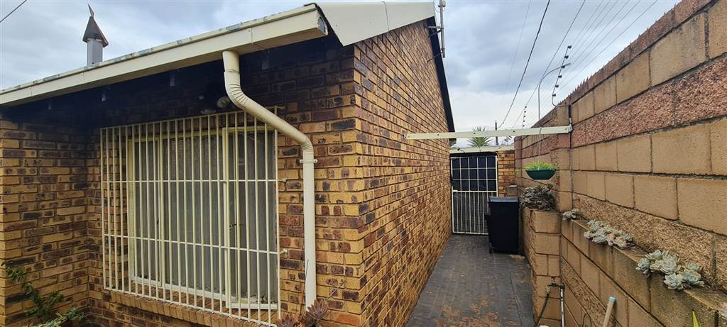 2 Bed House in Dalpark Ext 1 photo number 20