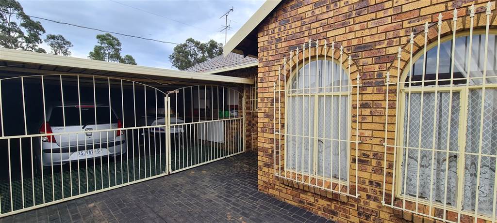 2 Bed House in Dalpark Ext 1 photo number 21