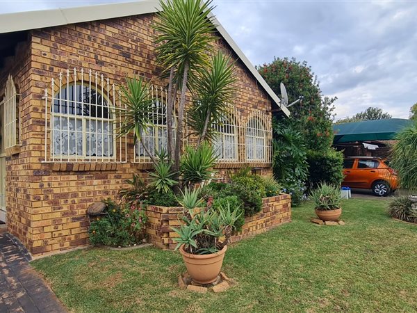 2 Bed House in Dalpark Ext 1