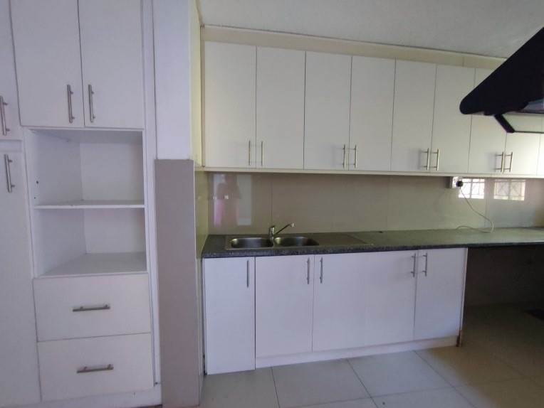 3 Bed Apartment in Bulwer photo number 5