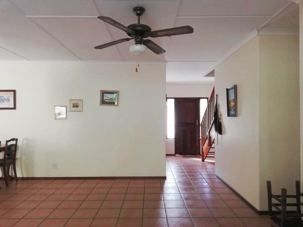 3 Bed Townhouse in Umtentweni photo number 10