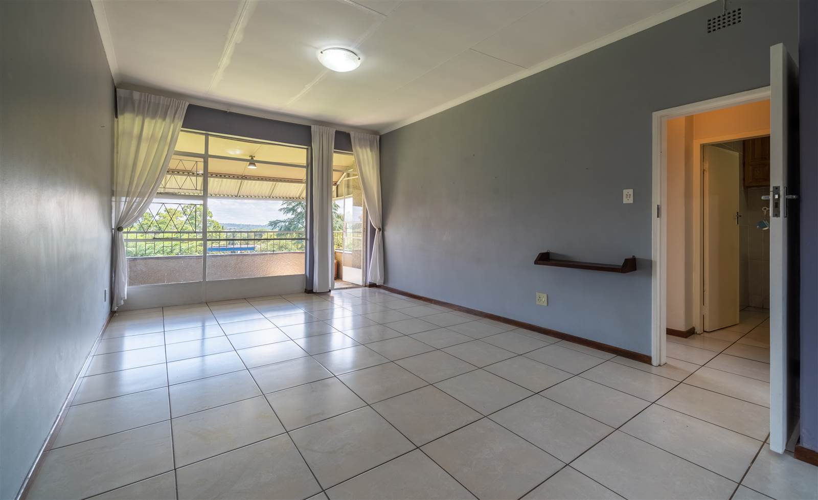 1 Bed Apartment in Northcliff photo number 4
