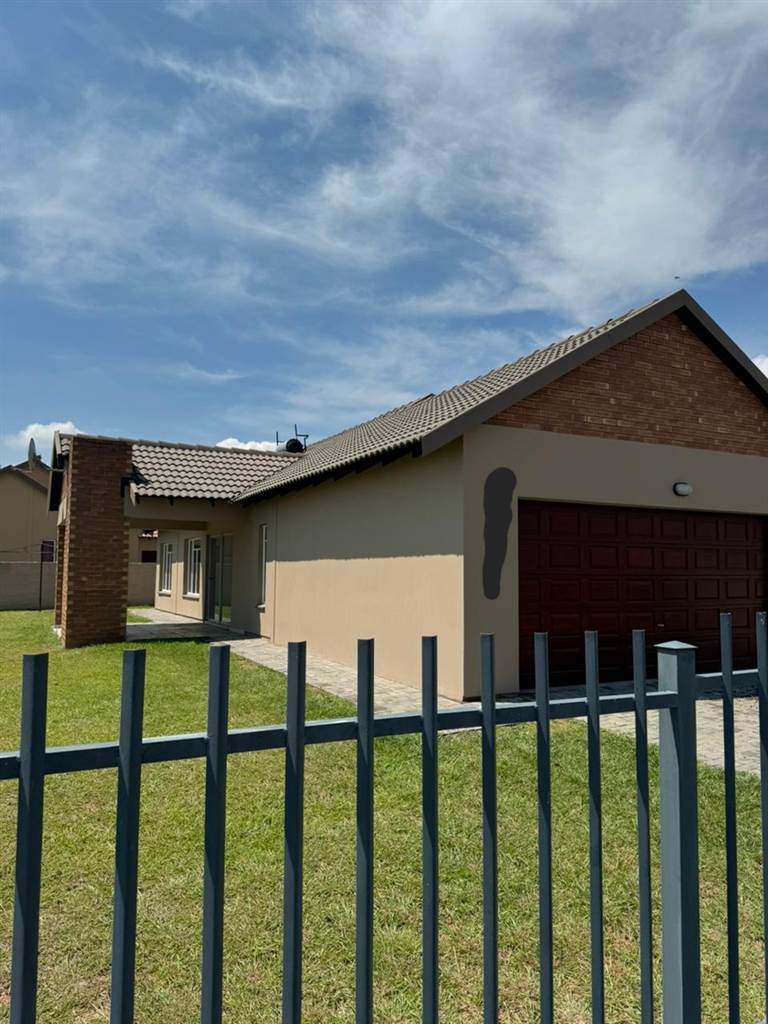 3 Bed Townhouse in Waterkloof photo number 22