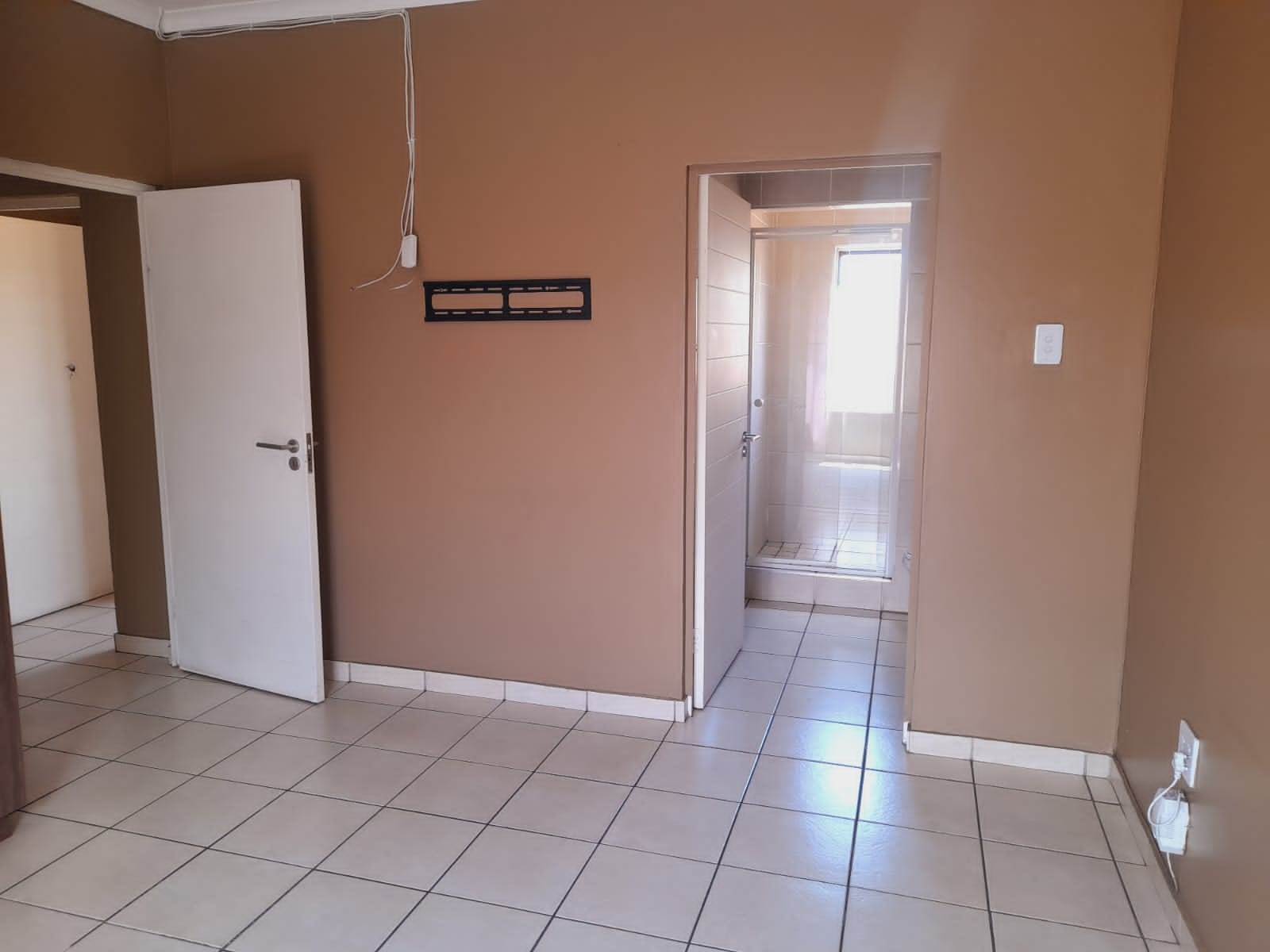 3 Bed Townhouse in Witbank Central photo number 7