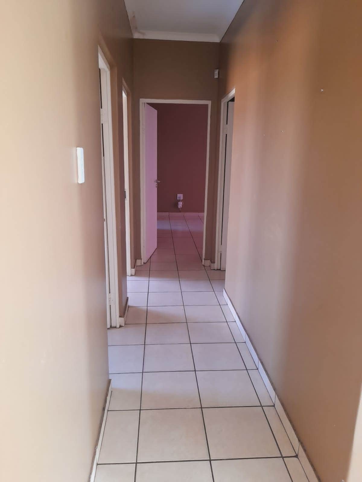 3 Bed Townhouse in Witbank Central photo number 5