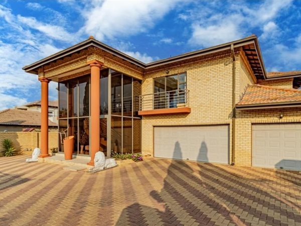 6 Bedroom House 6 Bedroom House