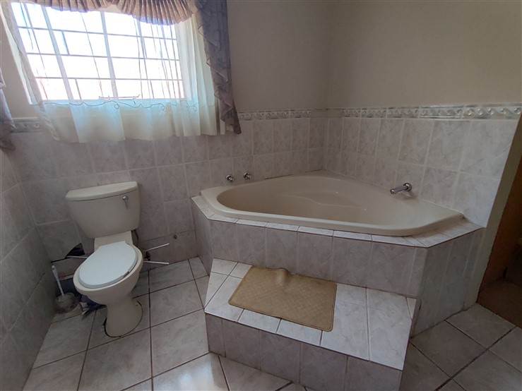 4 Bed House in Highveld photo number 17