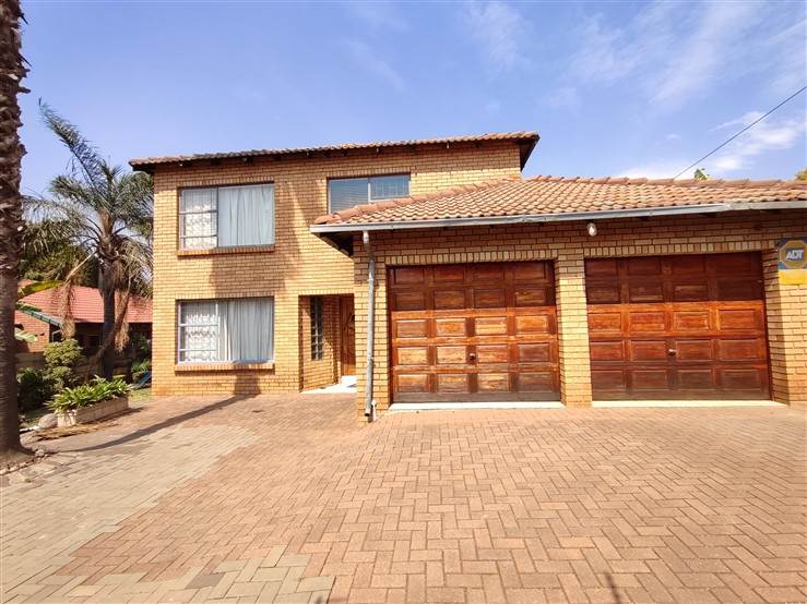 4 Bed House in Highveld photo number 21