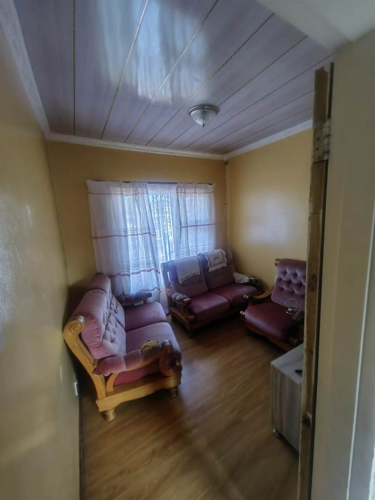 3 Bed House in Kwa Nobuhle photo number 4