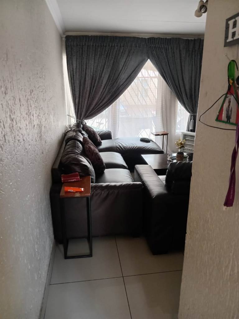 2 Bed Townhouse in Meredale photo number 5