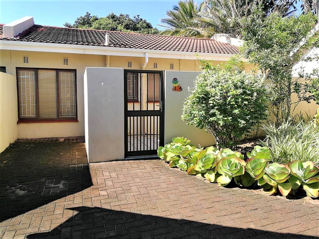 2 Bed Townhouse in Scottburgh South photo number 1