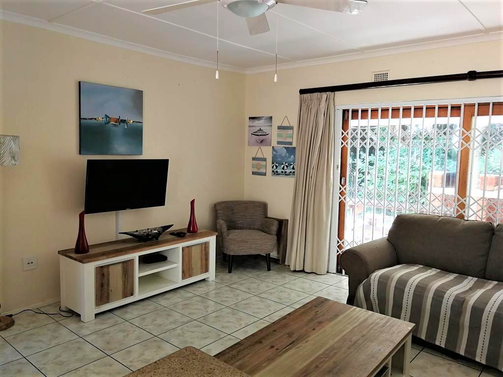 2 Bed Townhouse in Scottburgh South photo number 8
