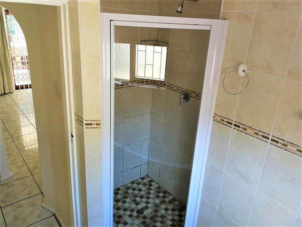 2 Bed Townhouse in Scottburgh South photo number 17