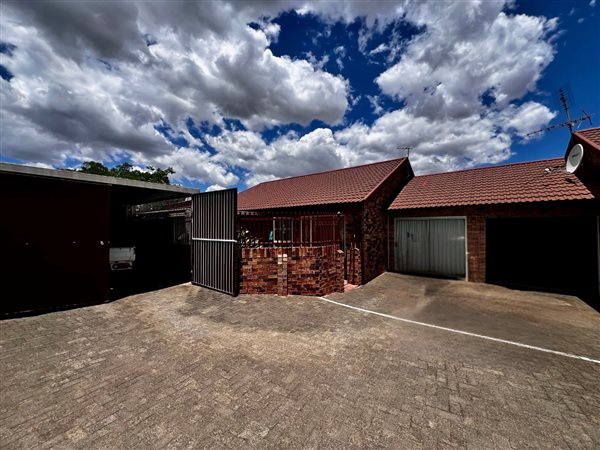 3 Bedroom Townhouse 3 Bedroom Townhouse