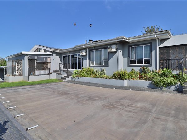 6 Bedroom House 6 Bedroom House