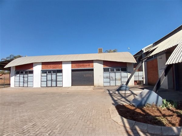 135  m² Commercial space