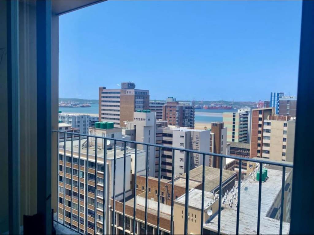 1 Bed Duplex in Durban CBD photo number 7