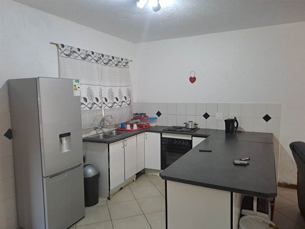 2 Bed Apartment in Rensburg photo number 6