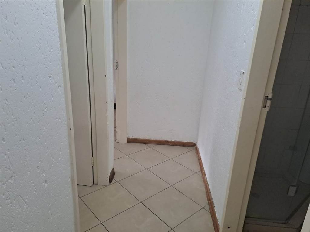 2 Bed Apartment in Rensburg photo number 8