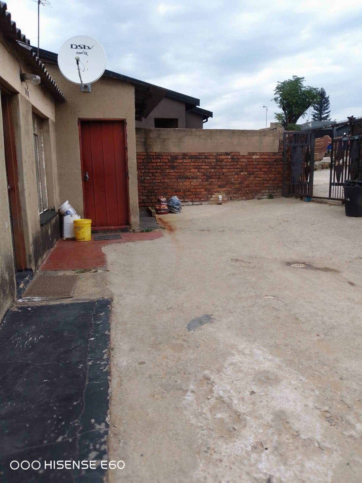 2 Bed House in Tembisa photo number 11