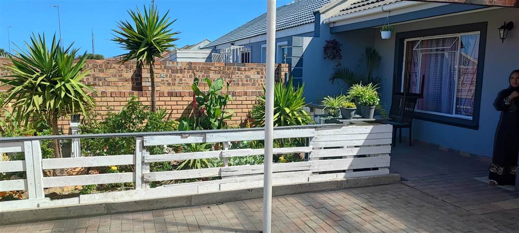 5 Bed House in Strandfontein photo number 3