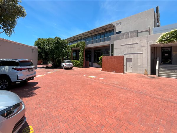 2 600  m² Commercial space